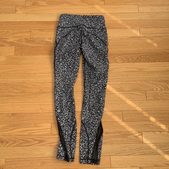 Lululemon Black and White Print Leggings Size 2. Mesh Detailing and Floral - Picture 2 of 5